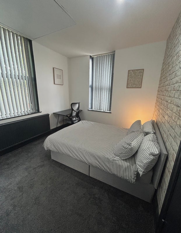 Room Alma Road in Manchester