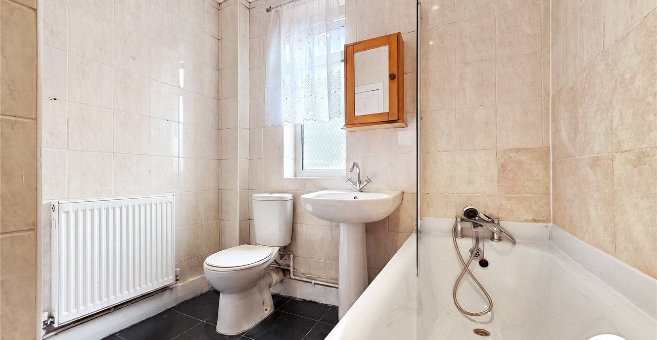Flat George Lane in Greater London