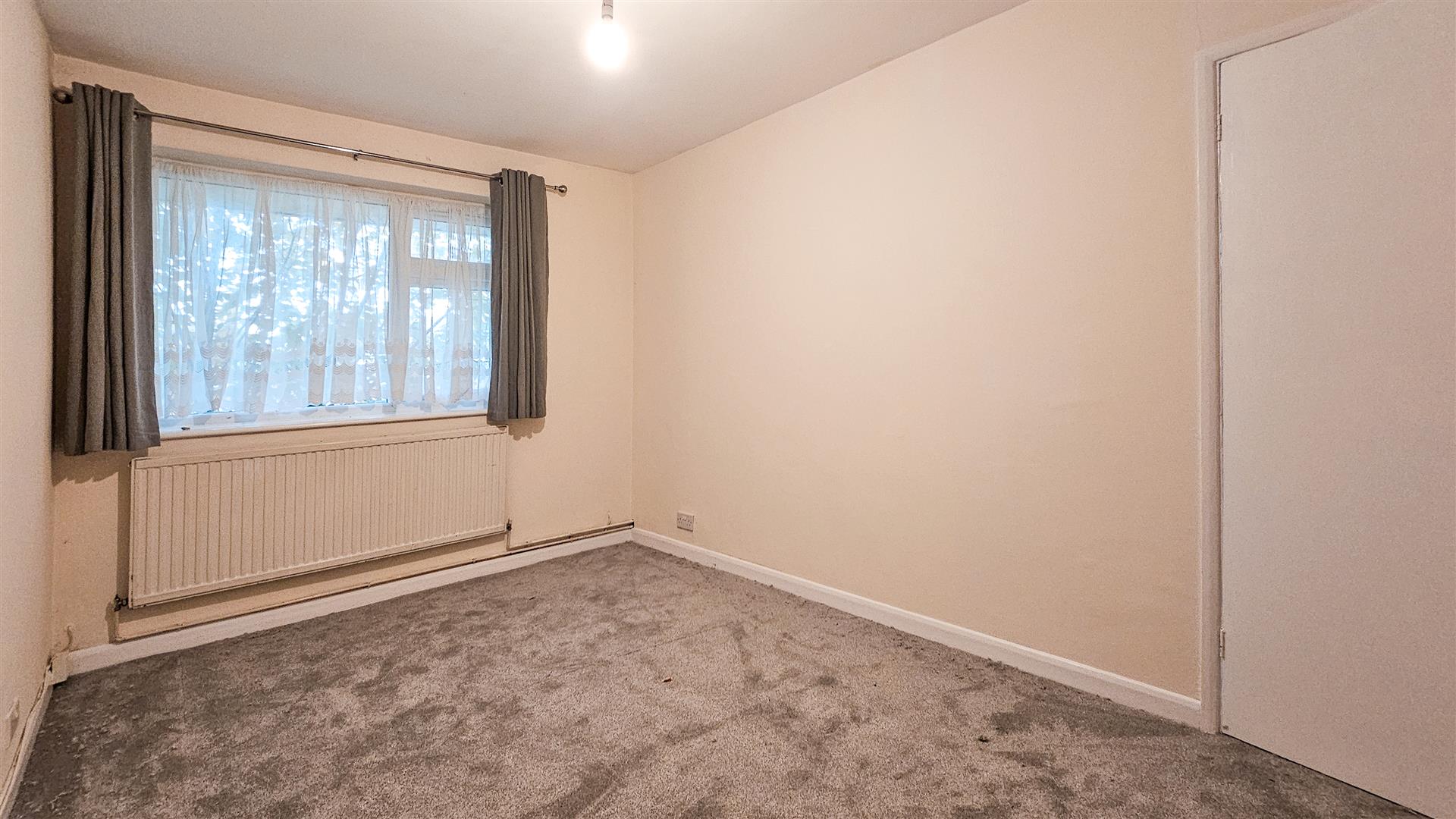 Flat Fairey Avenue in Greater London