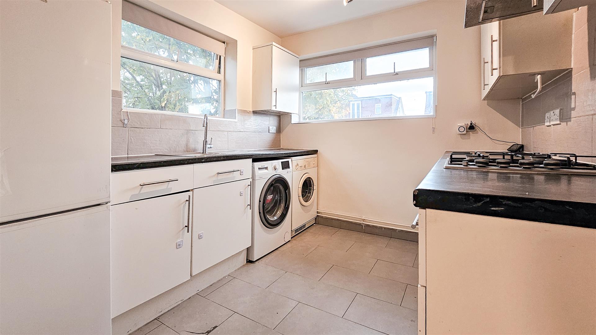Flat Fairey Avenue in Greater London