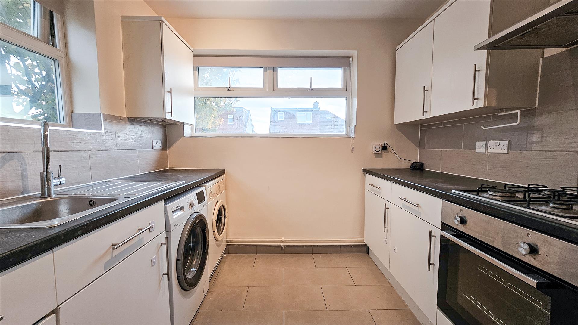 Flat Fairey Avenue in Greater London