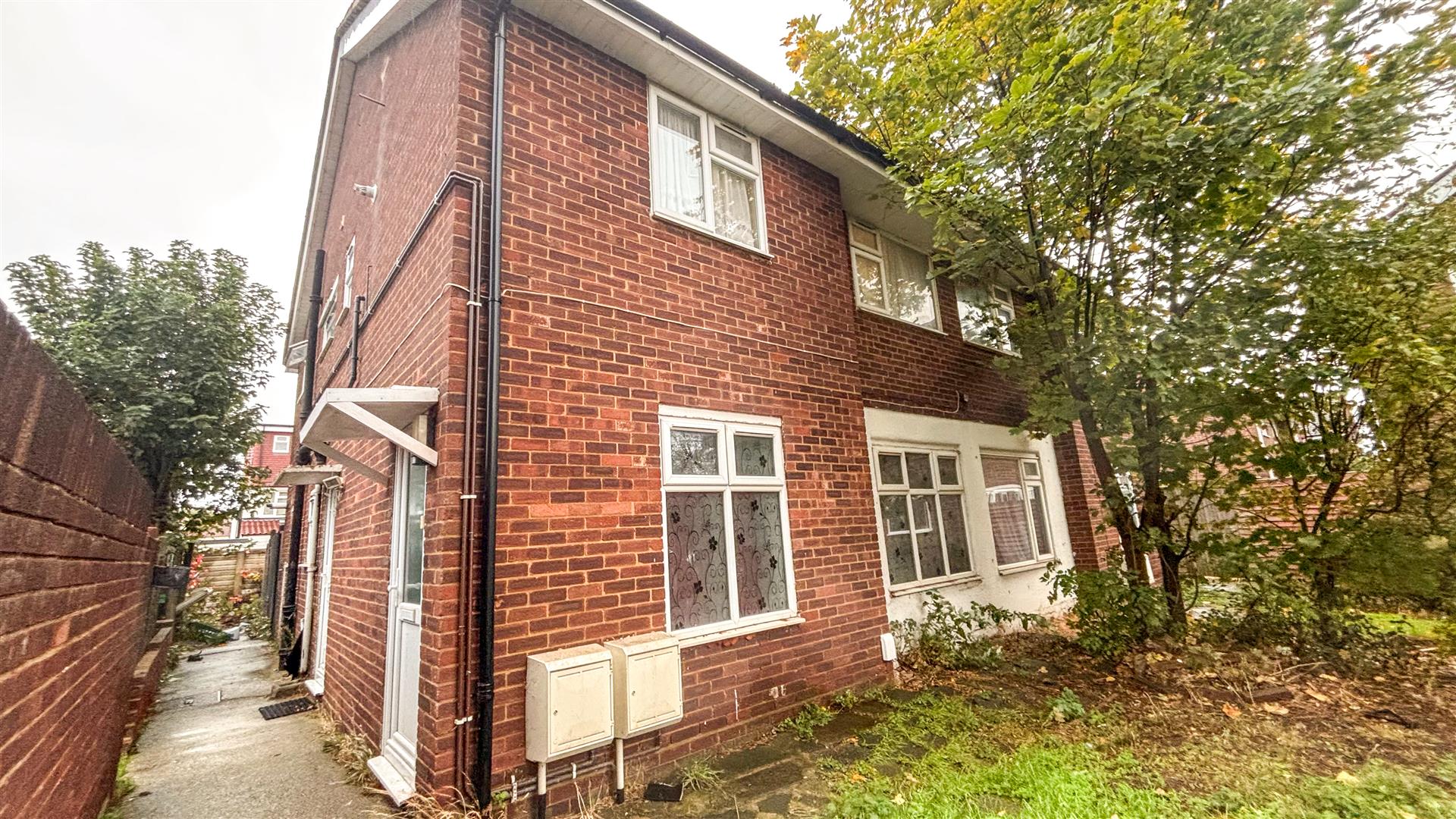 Flat Fairey Avenue in Greater London