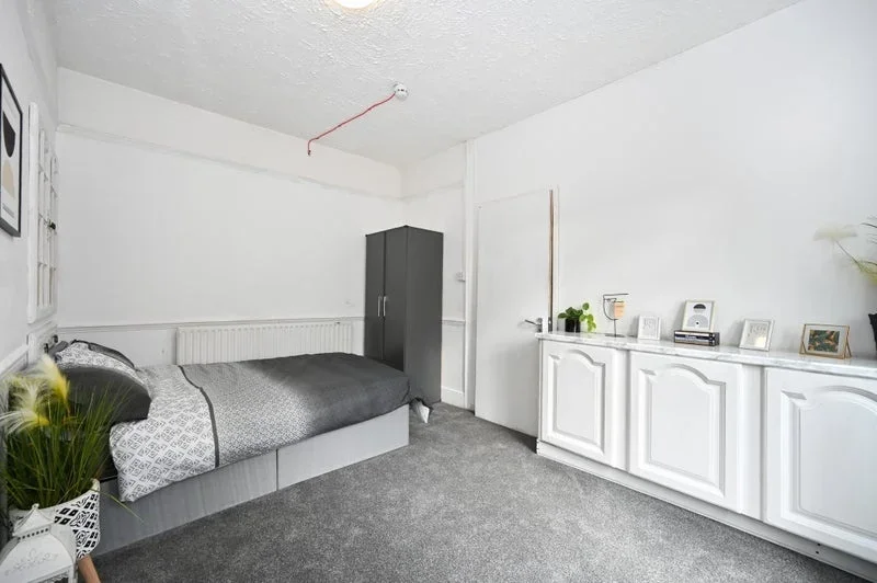 Room Morden Road in Greater London