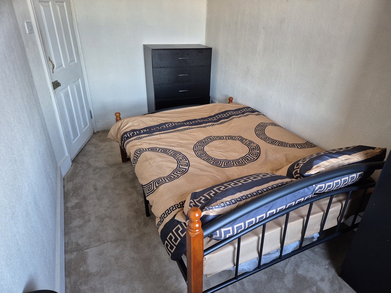 Room Forest Road in Greater London