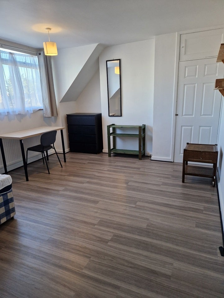 Room The Limes Avenue in Greater London