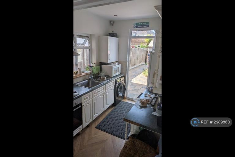 Room Dorchester Avenue in Greater London