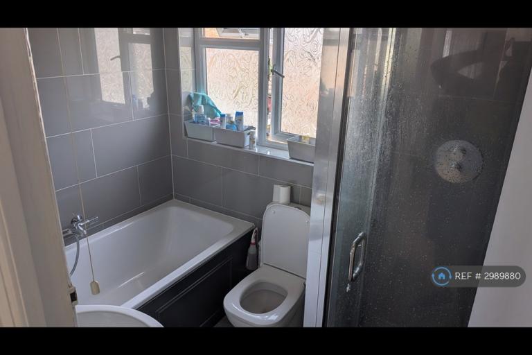Room Dorchester Avenue in Greater London