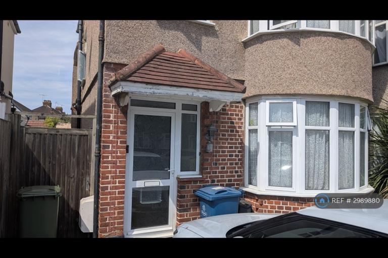 Room Dorchester Avenue in Greater London