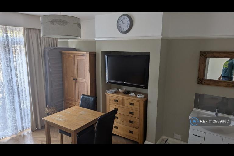 Room Dorchester Avenue in Greater London