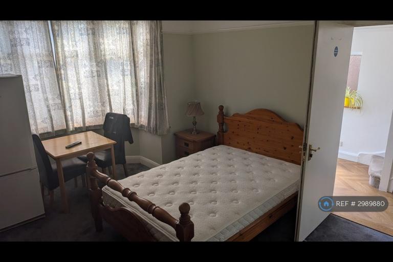 Room Dorchester Avenue in Greater London