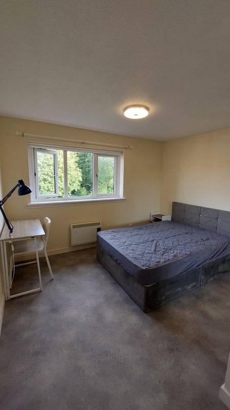 Flat Ashvale Crescent in Glasgow