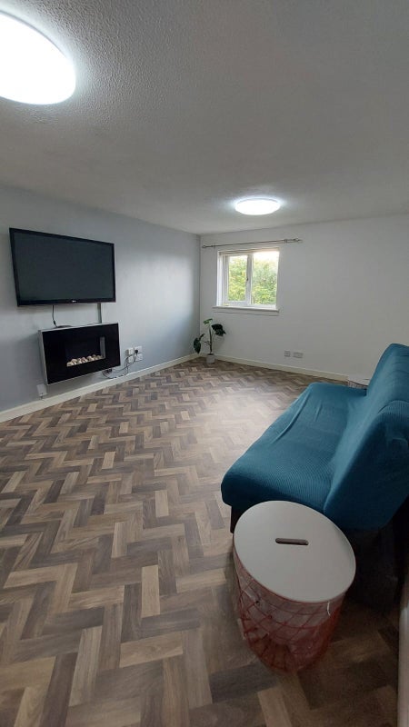 Flat Ashvale Crescent in Glasgow