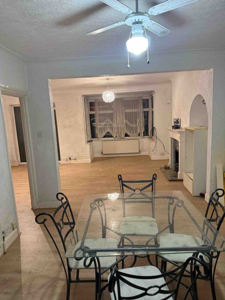 Room Park Crescent in Greater London