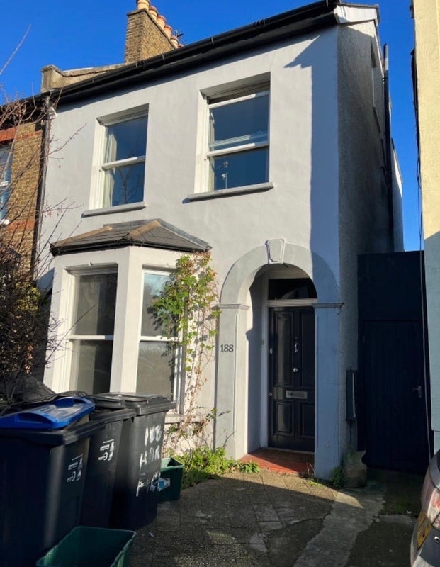 Room Hartfield Road in Greater London