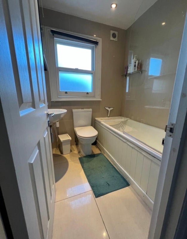 Room Hartfield Road in Greater London