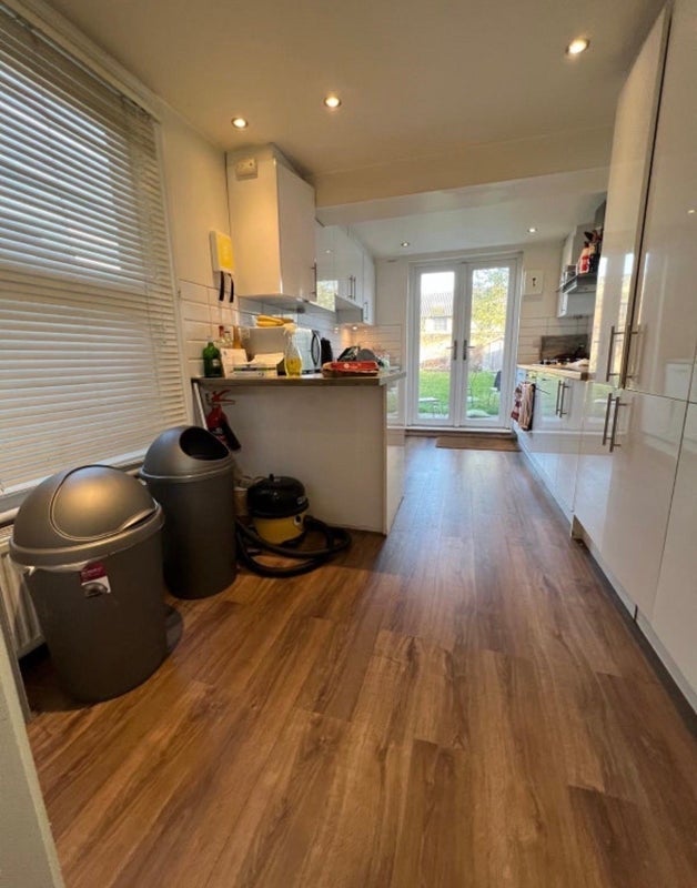 Room Hartfield Road in Greater London