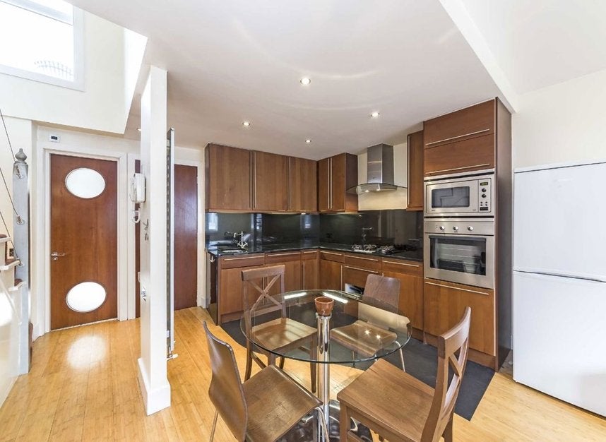 Flat Peel Street in Greater London