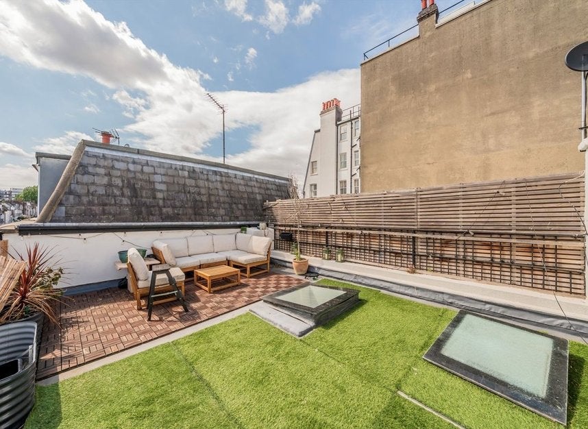 Flat Peel Street in Greater London