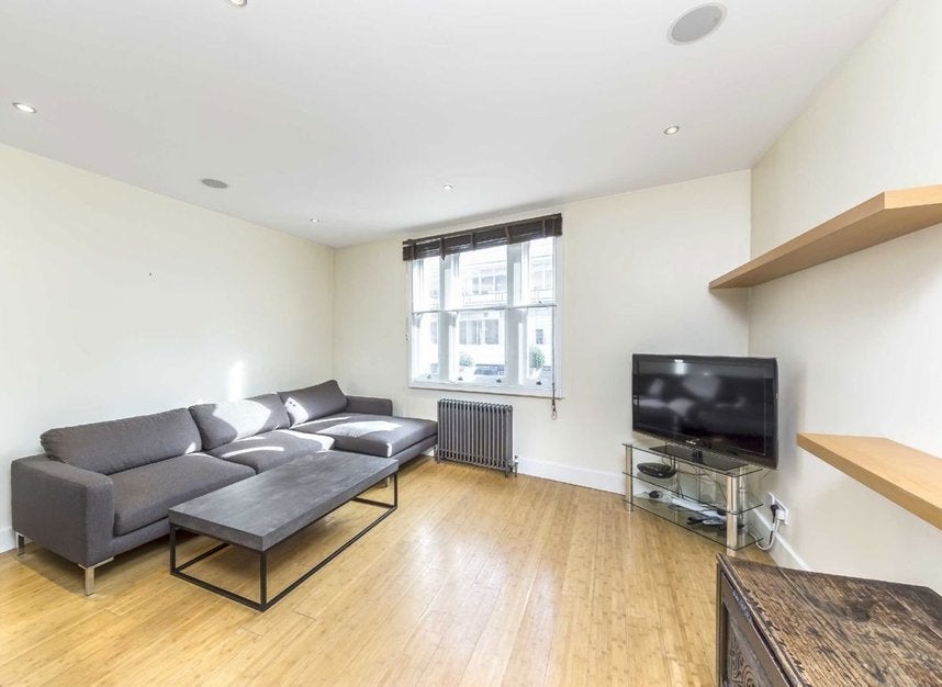 Flat Peel Street in Greater London