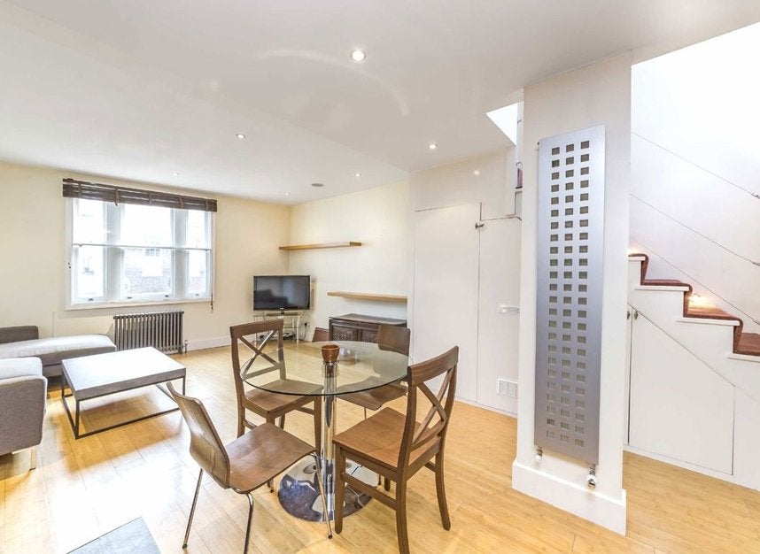 Flat Peel Street in Greater London