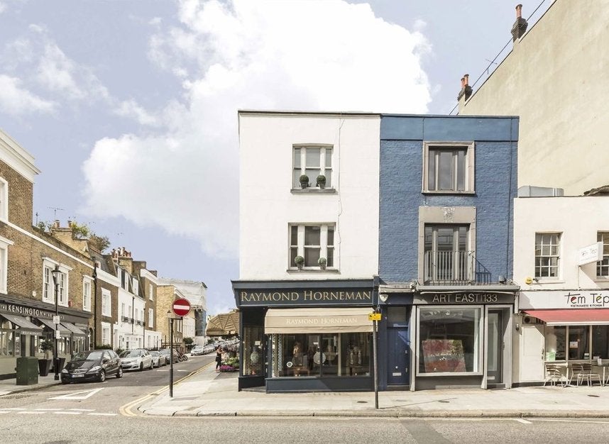 Flat Peel Street in Greater London
