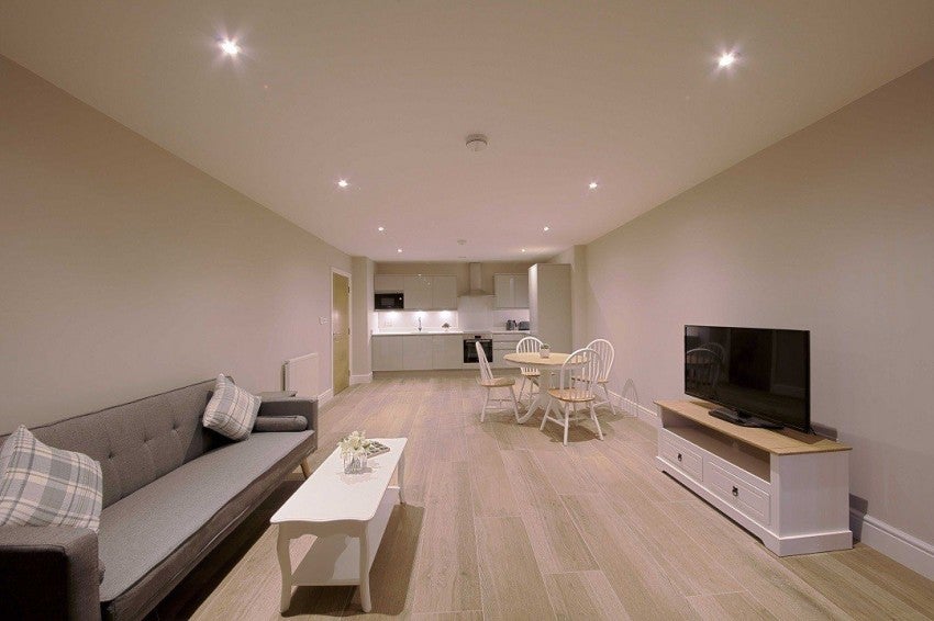Flat Petersfield Avenue in Slough