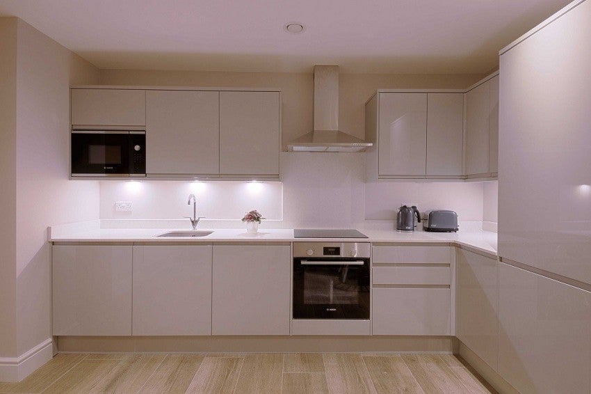 Flat Petersfield Avenue in Slough
