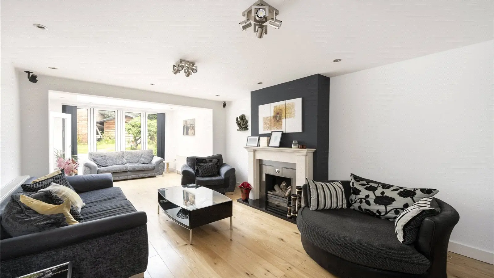 Flat Maytree Walk in Greater London