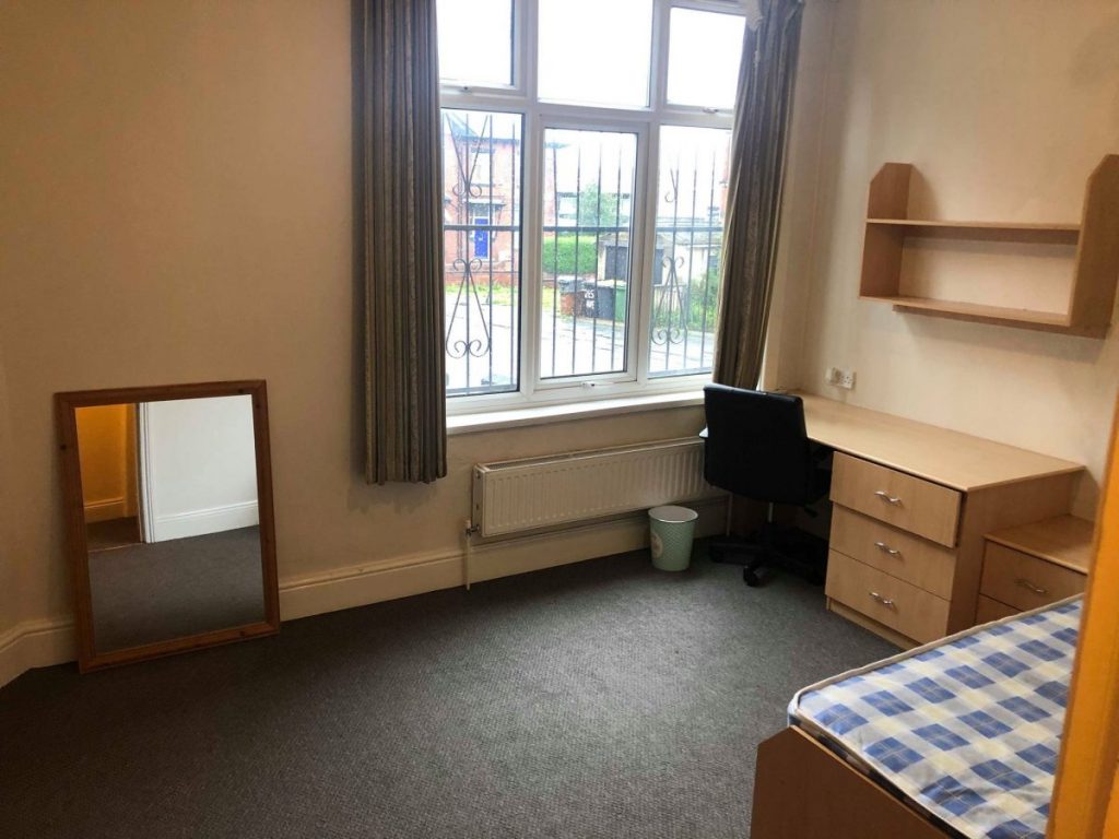 Flat Estcourt Avenue in Leeds