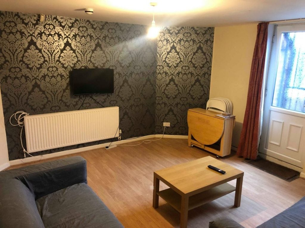 Flat Estcourt Avenue in Leeds