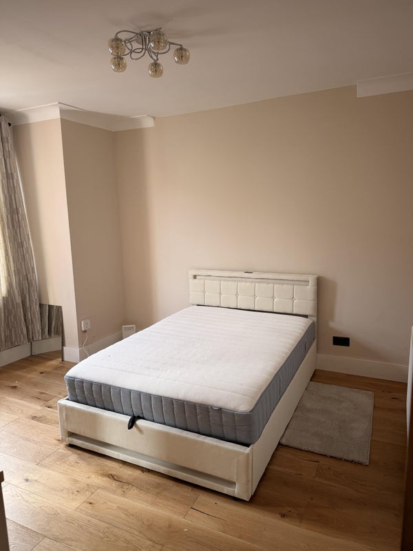 Room Haslemere Road in Greater London
