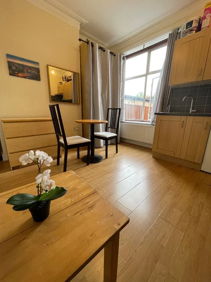 Flat The Burroughs in Greater London