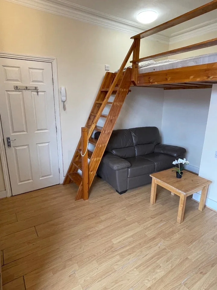 Flat The Burroughs in Greater London