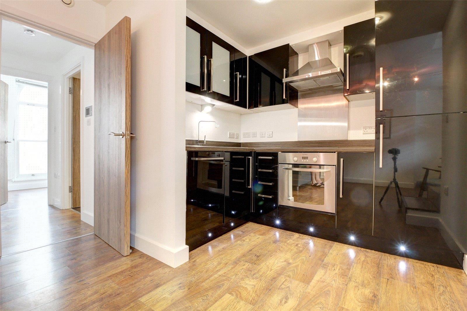 Flat Boleyn Road in Greater London