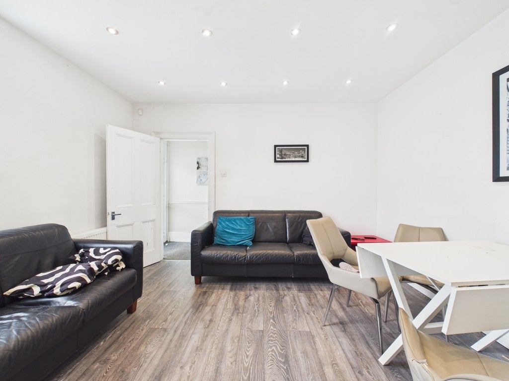 Flat May Terrace in Plymouth
