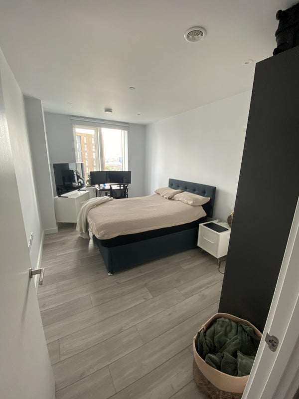 Room New Lion Way in Greater London