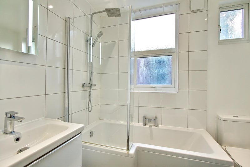 Room Whymark Avenue in Greater London