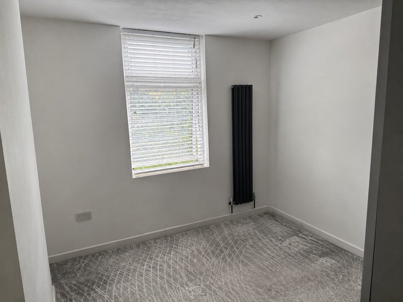 Room Whymark Avenue in Greater London