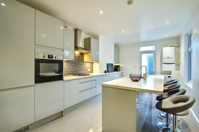 Room Whymark Avenue in Greater London