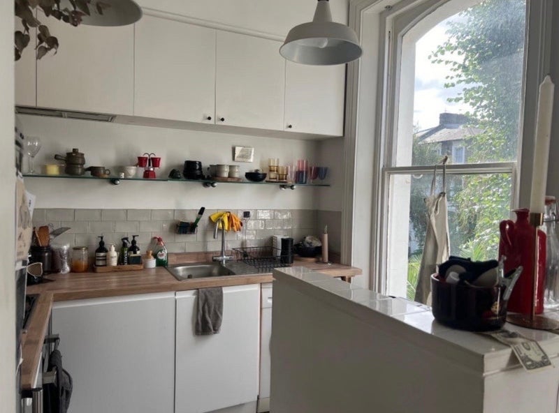 Room Caversham Road in Greater London