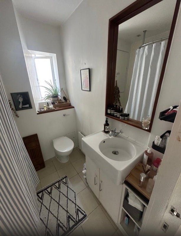 Room Caversham Road in Greater London