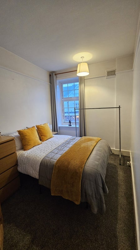 Room Penn Hill Avenue in Poole