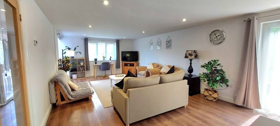 House B4164 in Whitchurch