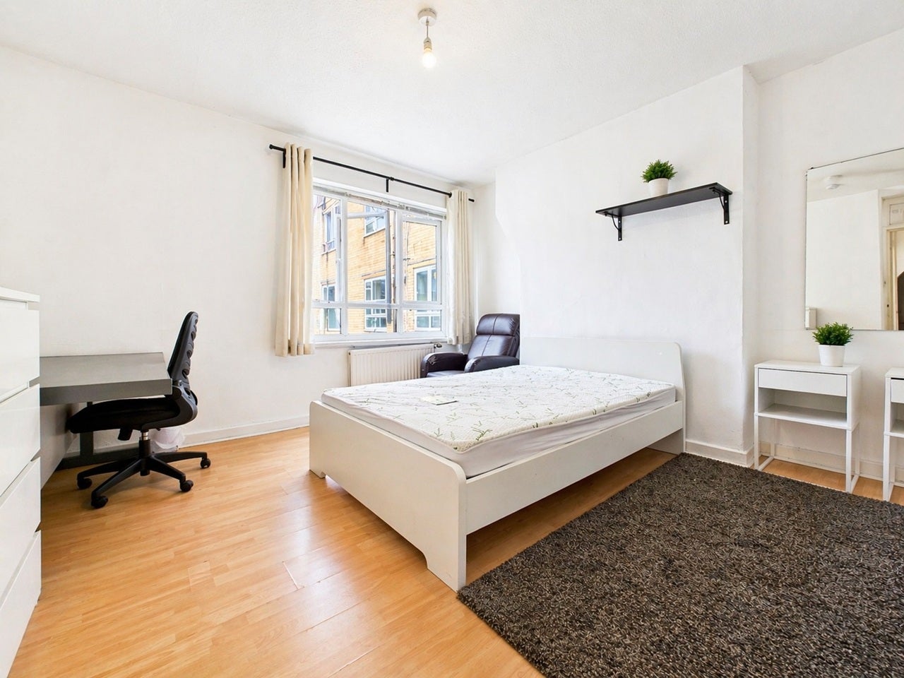 Flat Dalmeny Avenue in Greater London