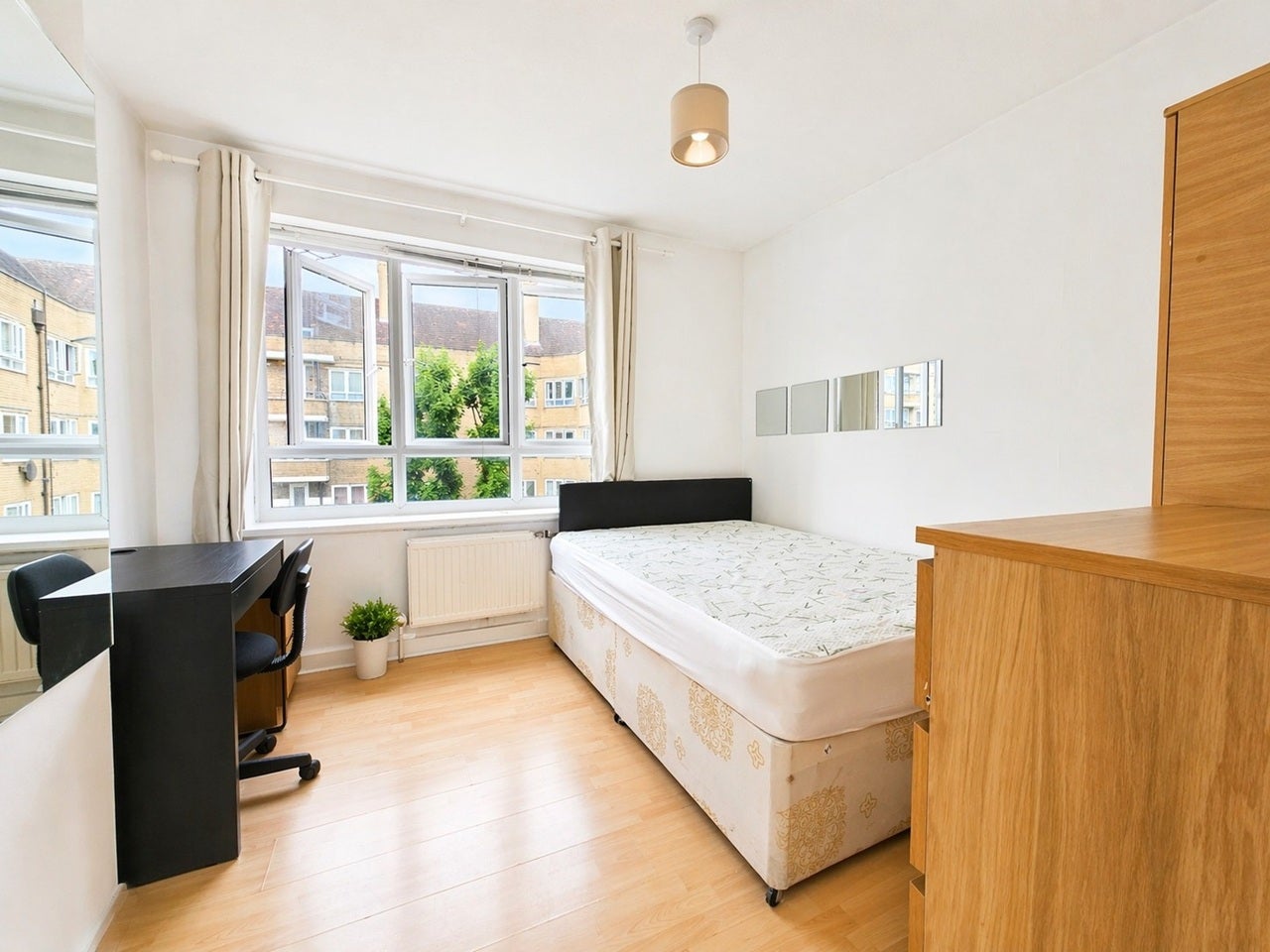 Flat Dalmeny Avenue in Greater London