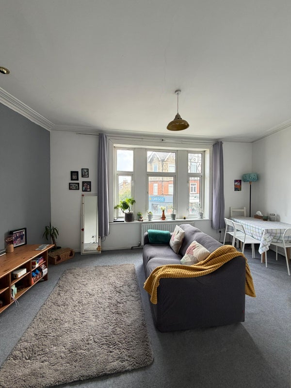Flat Replingham Road in Greater London