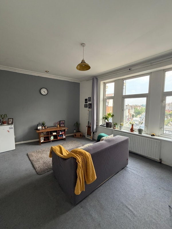 Flat Replingham Road in Greater London