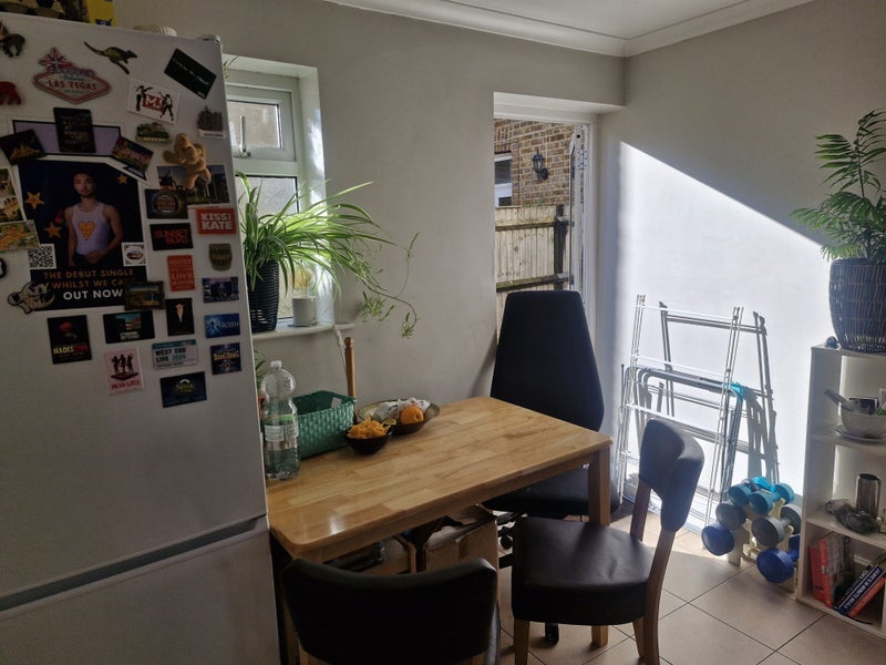 Room Coldershaw Road in Greater London