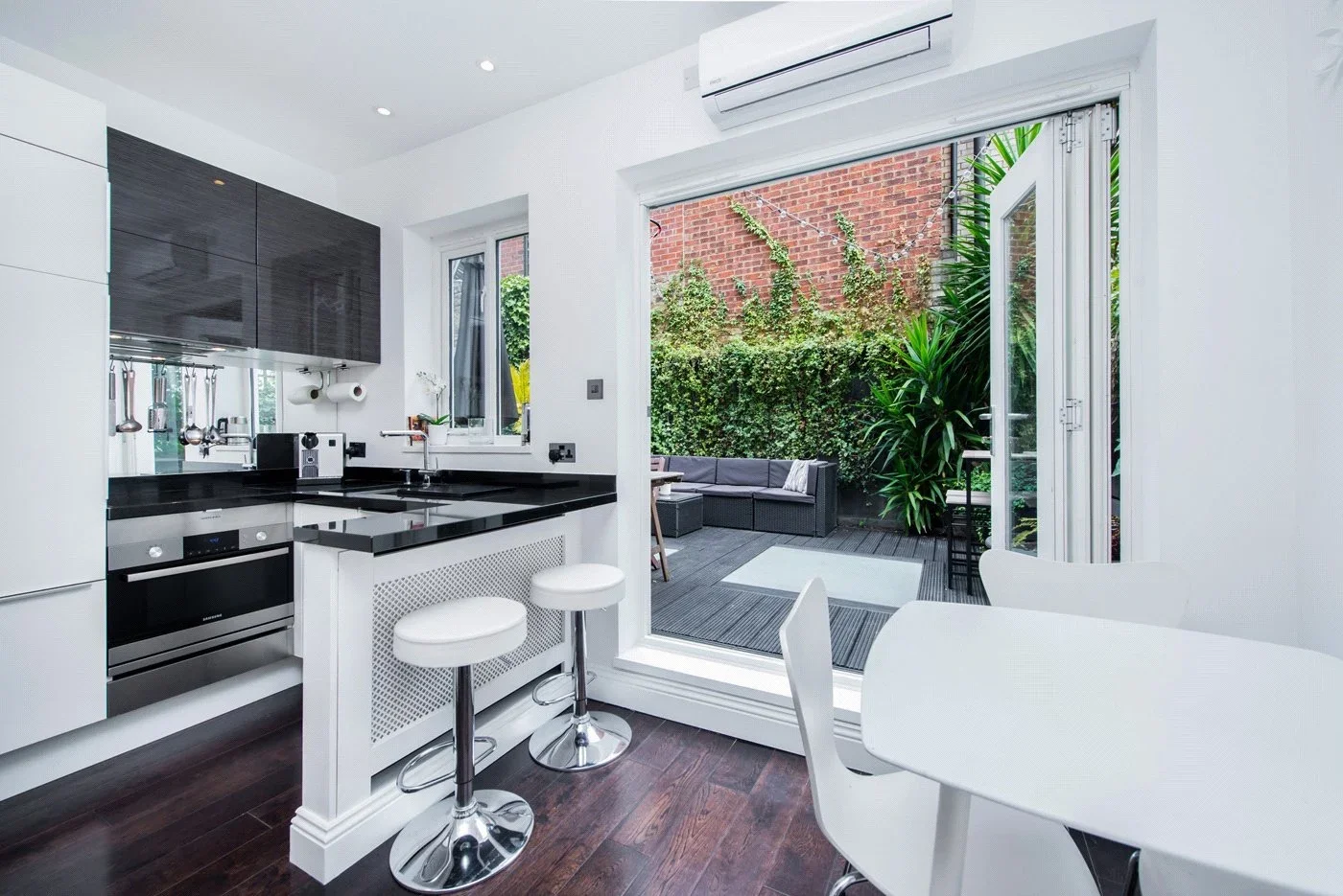 Flat Cleveland Street in Greater London
