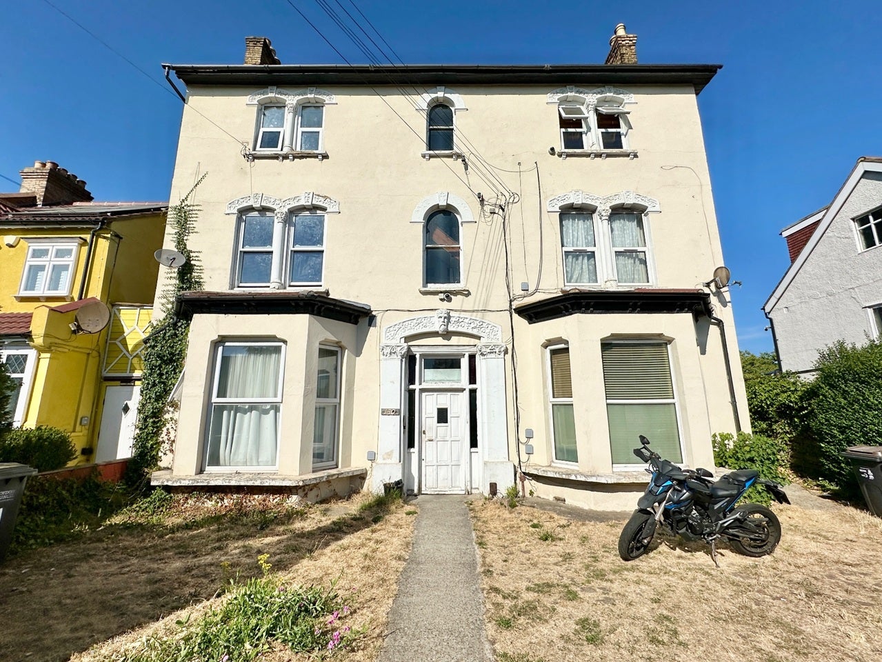 Flat Bensham Lane in Greater London
